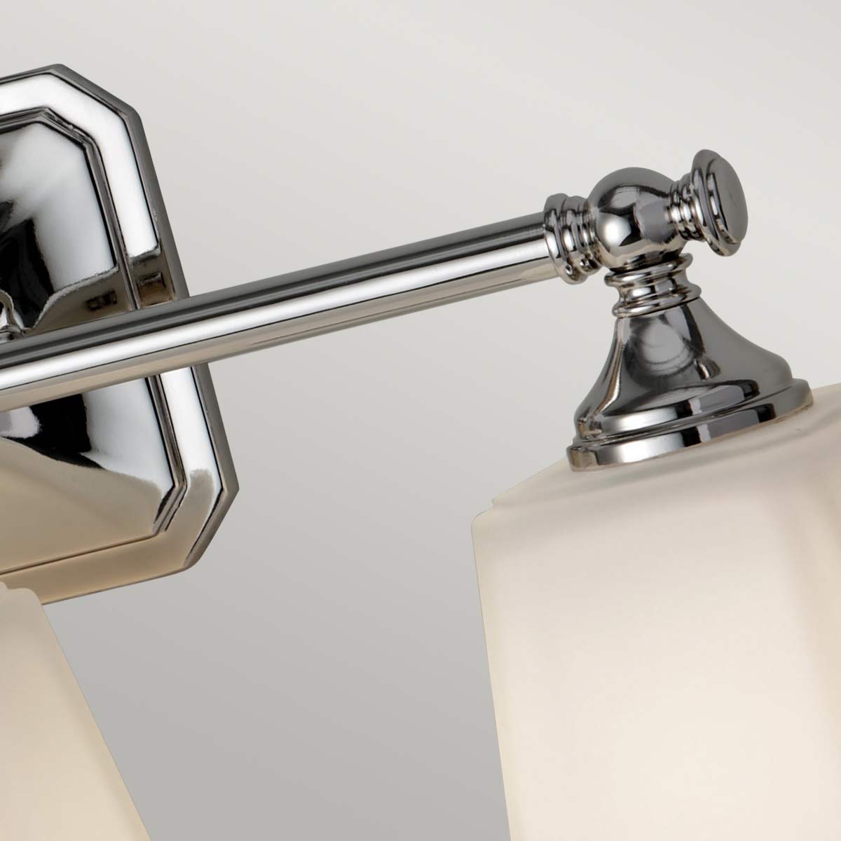 Concord 53cm Krom baderomslampe Fra Elstead Lighting - Med en IP44-klassifisering er Concord beskyttet mot fuktighet og vannsprut, noe som gjør den ideell for plassering ved speilet eller langs veggen.