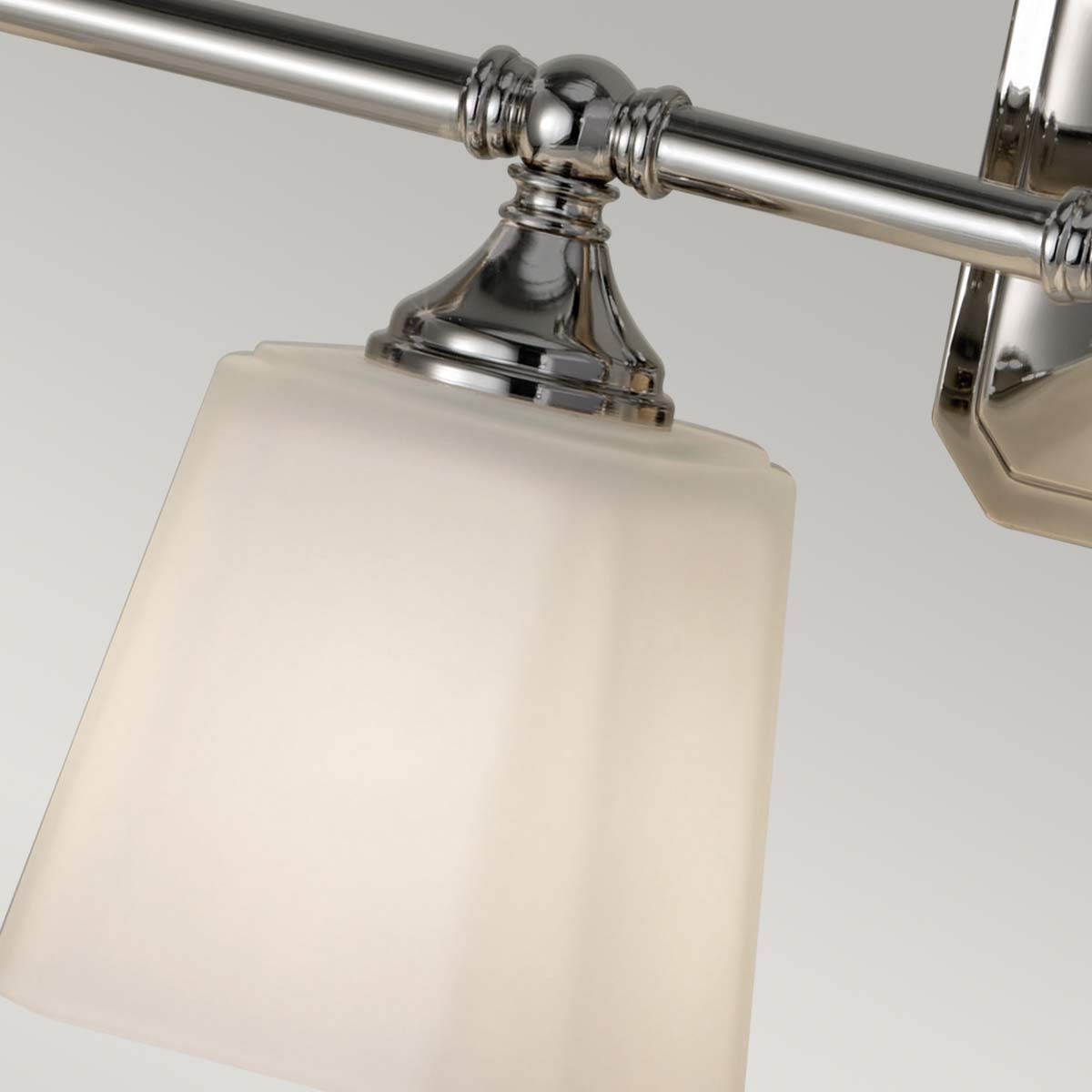 Concord 76cm Krom baderomslampe Fra Elstead Lighting - Med en IP44-klassifisering er Concord beskyttet mot fuktighet og vannsprut, noe som gjør den ideell for plassering ved speilet eller langs veggen.