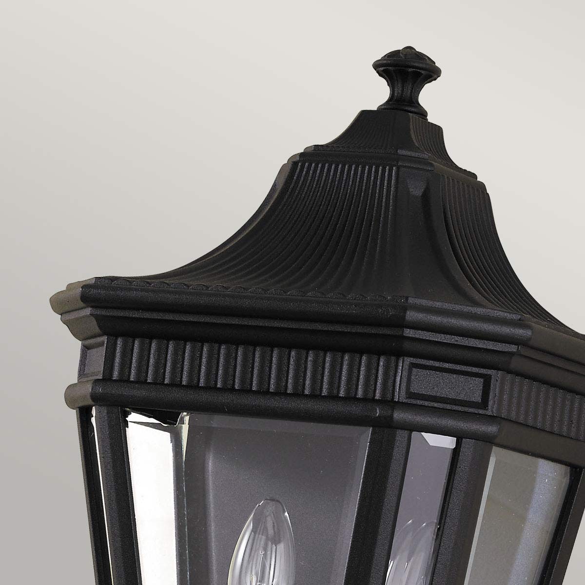Cotswold Lane Svart utendørslampe Fra Elstead Lighting - Cotswold-vegglampen har en klassisk design som minner om antikke gasslanterner, med detaljer som ligner arkitektoniske lister øverst.