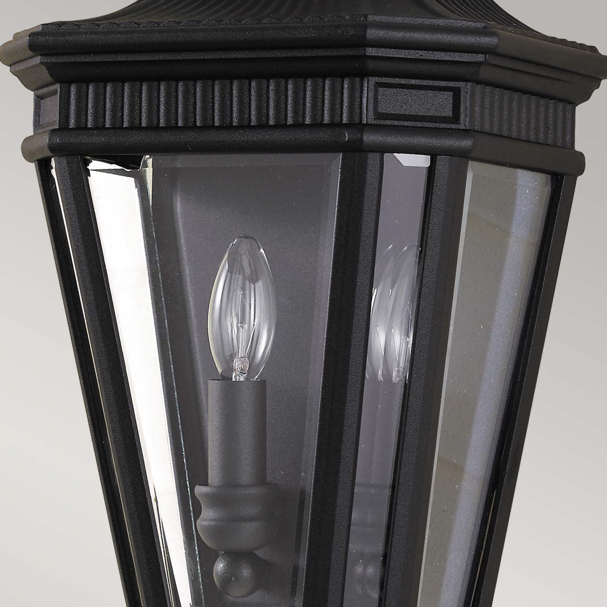 Cotswold Lane Svart utendørslampe Fra Elstead Lighting - Cotswold-vegglampen har en klassisk design som minner om antikke gasslanterner, med detaljer som ligner arkitektoniske lister øverst.