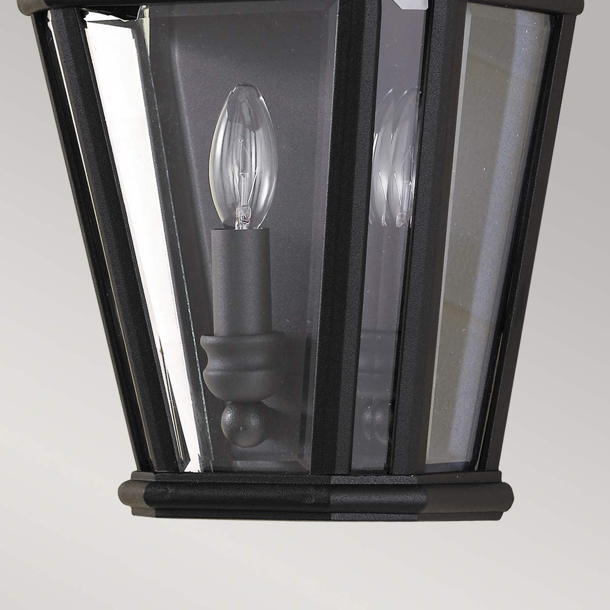 Cotswold Lane Svart utendørslampe Fra Elstead Lighting - Cotswold-vegglampen har en klassisk design som minner om antikke gasslanterner, med detaljer som ligner arkitektoniske lister øverst.