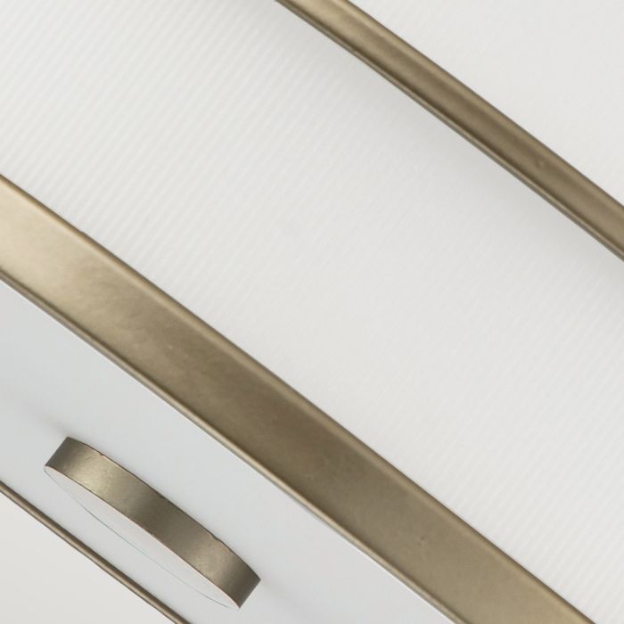 Fusion Ø34 Messing plafond Fra Elstead Lighting - Rammen er utstyrt med riflet opalglass rundt sidene og en glasskuppel som diffusor i bunnen, noe som skaper en fascinerende lyseffekt.