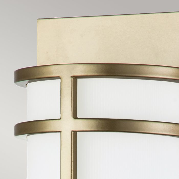 Fusion 43cm Messing vegglampe Fra Elstead Lighting - Armaturet har en rektangulær veggplate og en rekke ytre stenger som holder en sylindrisk ramme.