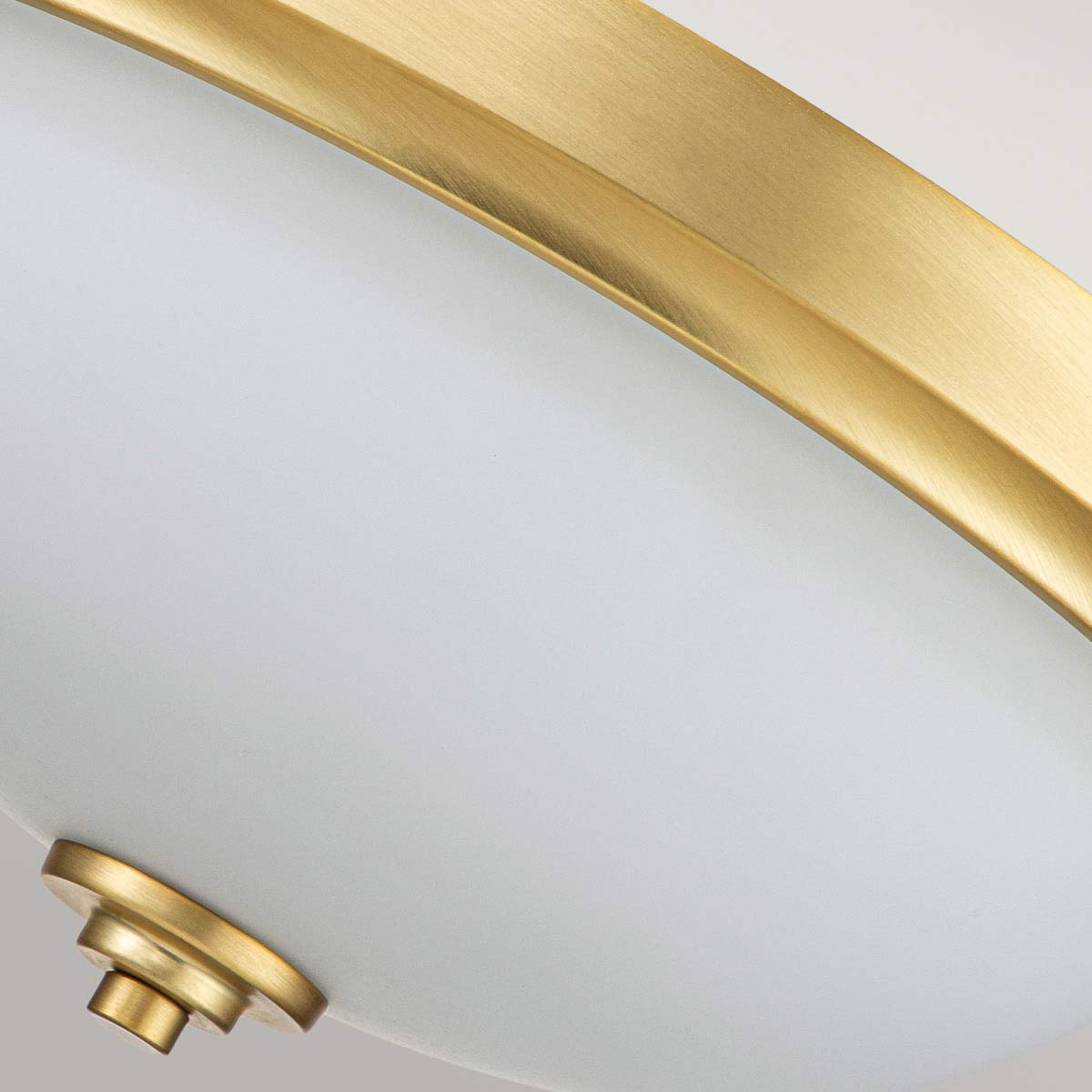 Malibu Ø34 Børstet messing baderomslampe Fra Elstead Lighting - Malibu plafond i børstet messing er en elegant og allsidig taklampe som passer både klassisk og moderne interiør.