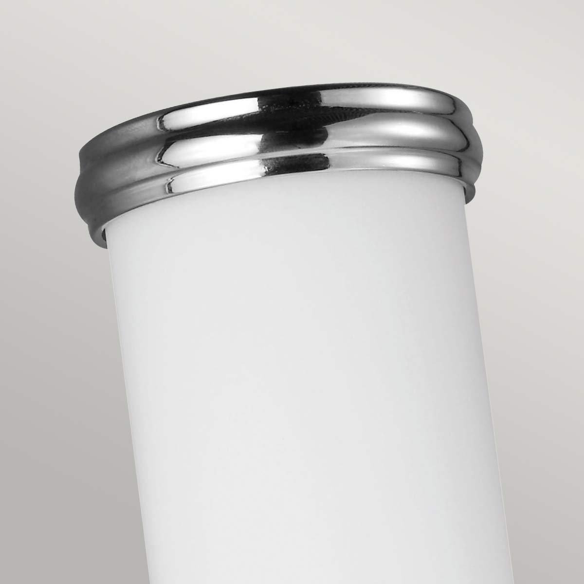Payne 37cm Polert krom baderomslampe Fra Elstead Lighting - Payne vegglampe i polert krom kombinerer rent moderne design med et snev av engelsk Tudor-stil.