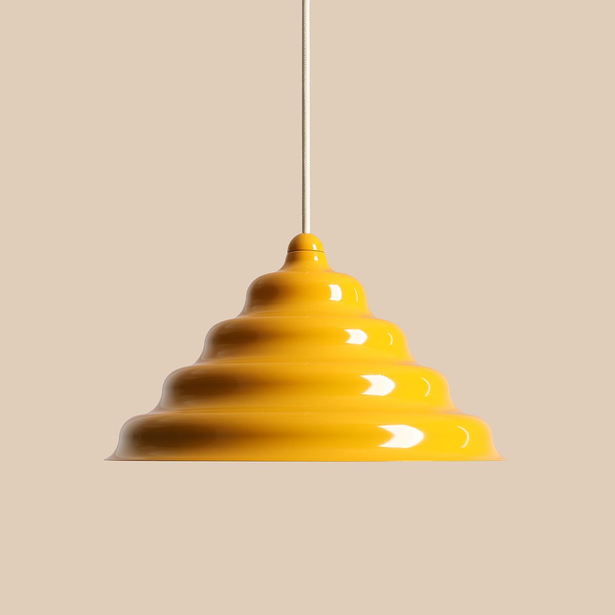 Wave Ø30 Gul Taklampe Fra Artera - Den solide skyggen av metall i en matt sterk gul farge gir en fin spredning av lys nedover, noe som gjør den perfekt å henge over spisebordet eller kjøkkenet.