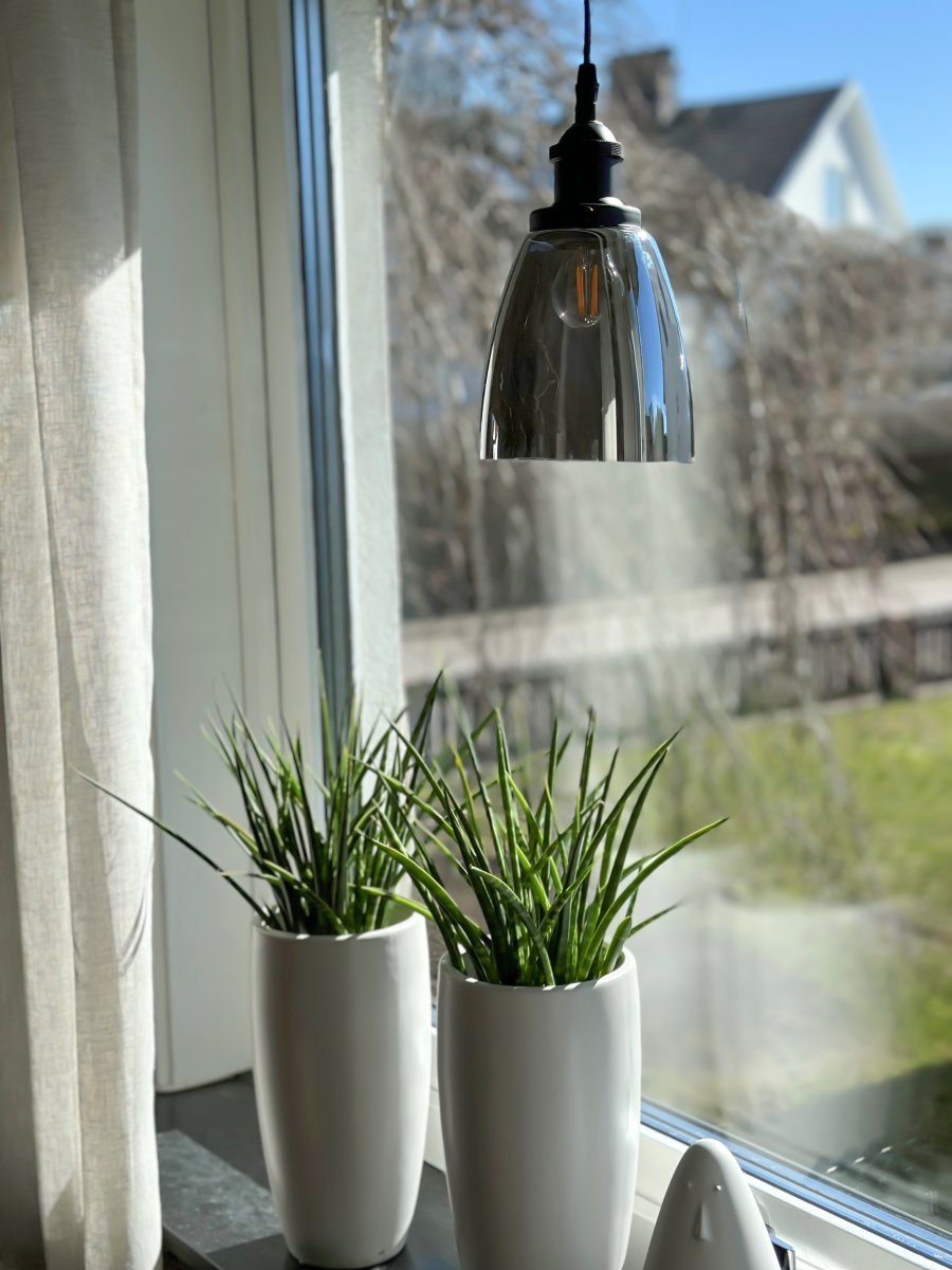 Niki Ø14 Røykfarget vinduslampe Fra Aneta Lighting - Niki er en enkel og elegant hengende vinduslampe som gir en hjemmekoselig f&oslash;lelse i ethvert rom med sine sorte detaljer.