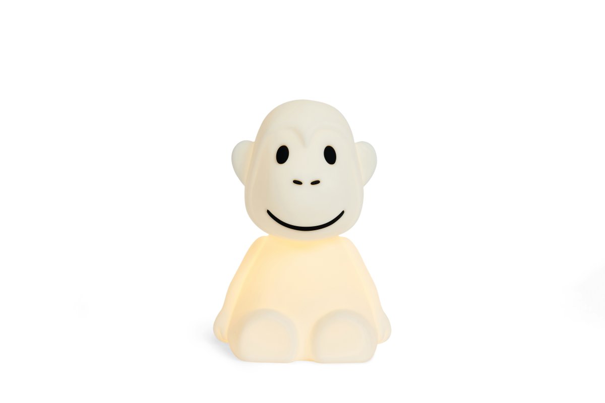 Monkey First Light Hvit barnelampe Fra Mr Maria - First Light Monkey-lampen kombinerer stil, funksjonalitet og sikkerhet, noe som gj&oslash;r den til det perfekte valget for foreldre som leter etter et p&aring;litelig og s&oslash;tt nattlys for barna sine.
