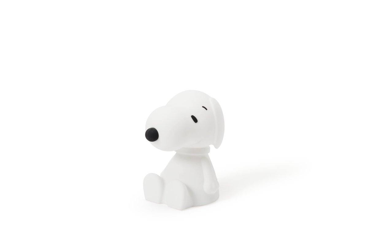 Snoopy First Light Hvit barnelampe Fra Mr Maria - Snoopy-lampen er laget av myk silikon og er en trygg følgesvenn for ditt barn eller barnebarn.