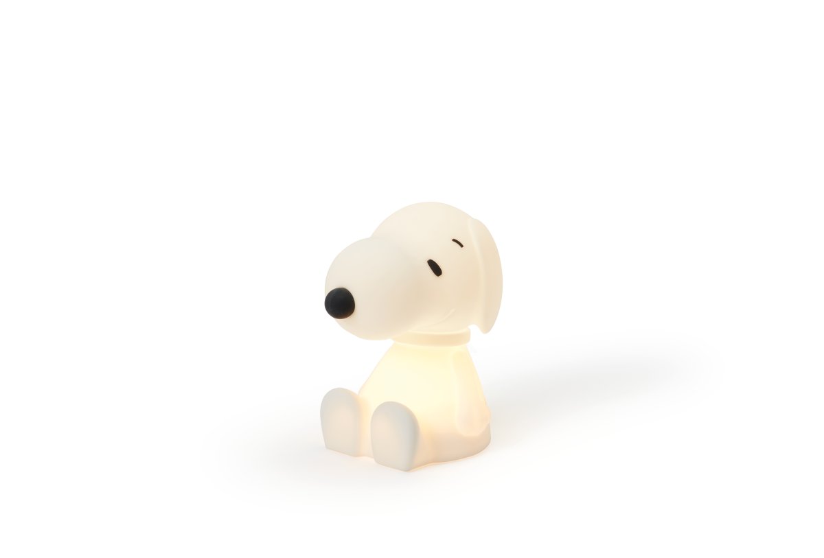 Snoopy First Light Hvit barnelampe Fra Mr Maria - Snoopy-lampen er laget av myk silikon og er en trygg følgesvenn for ditt barn eller barnebarn.