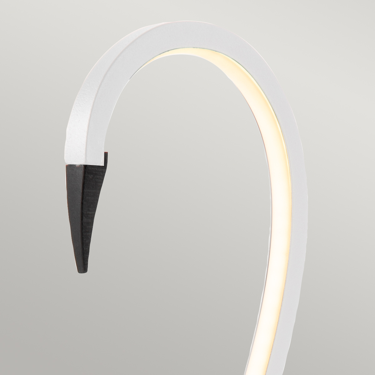 Flamingo 50cm Hvit bordlampe Fra Elstead Lighting - Flamingo &auml;r en konstn&auml;rlig och elegant bordslampa som kombinerar modern design med skulptural estetik.