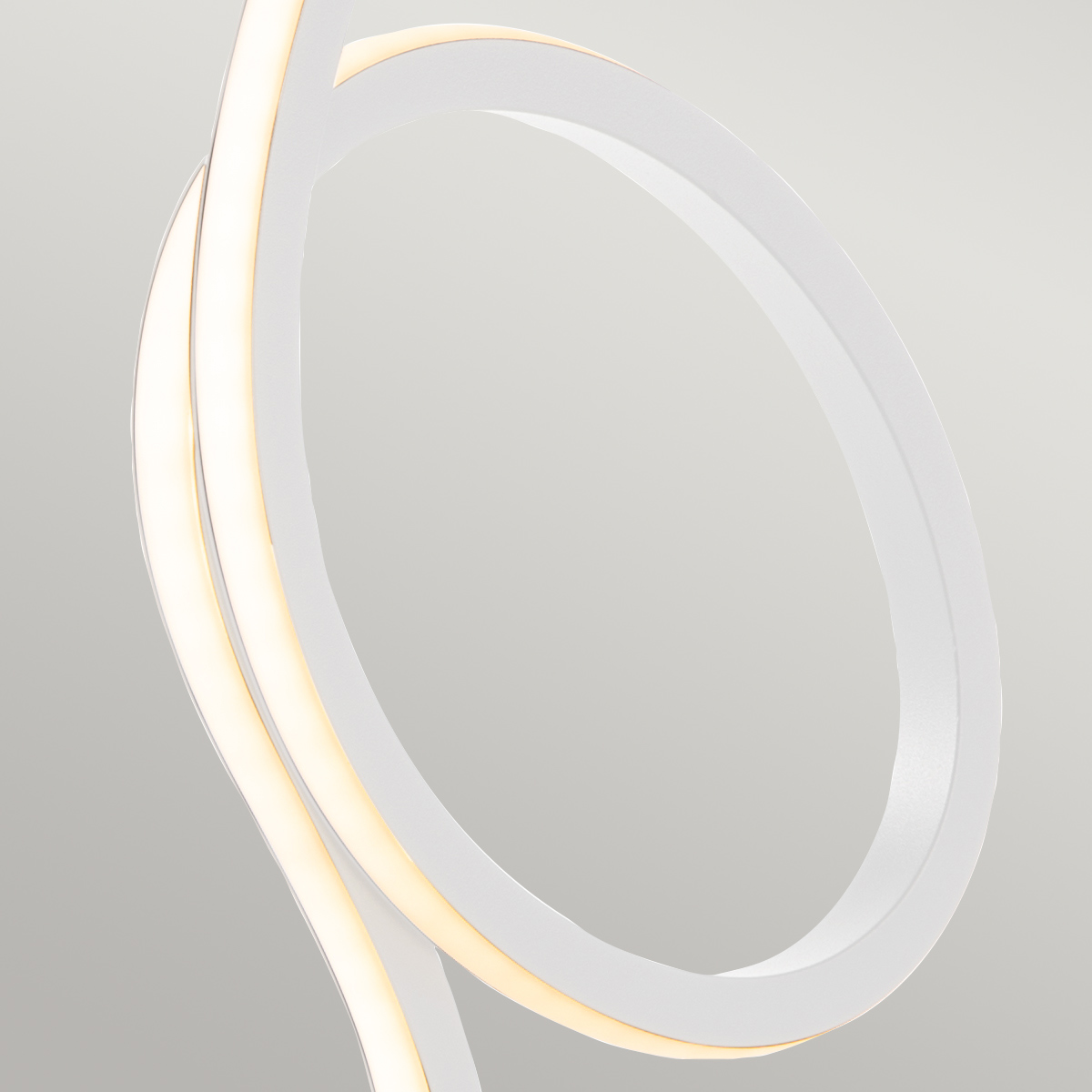 Flamingo 50cm Hvit bordlampe Fra Elstead Lighting - Flamingo &auml;r en konstn&auml;rlig och elegant bordslampa som kombinerar modern design med skulptural estetik.