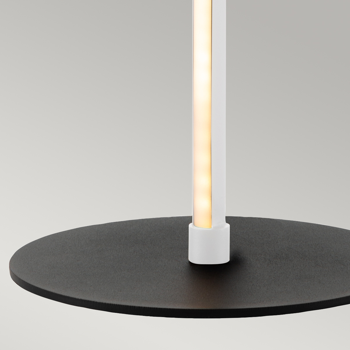 Flamingo 50cm Hvit bordlampe Fra Elstead Lighting - Flamingo &auml;r en konstn&auml;rlig och elegant bordslampa som kombinerar modern design med skulptural estetik.