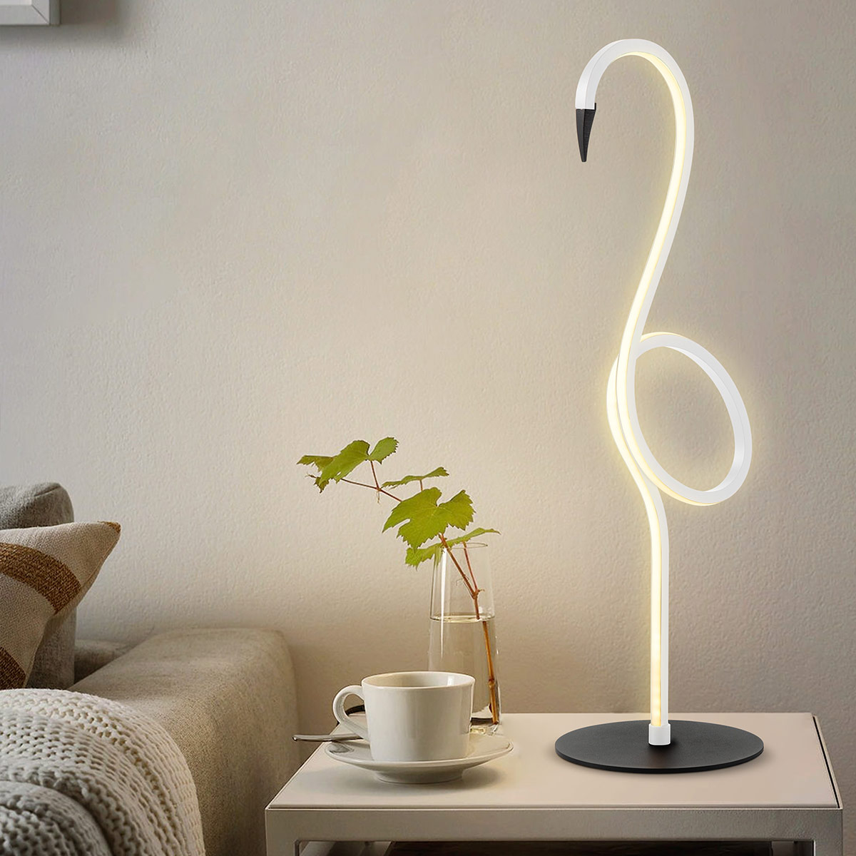 Flamingo 50cm Hvit bordlampe Fra Elstead Lighting - Flamingo &auml;r en konstn&auml;rlig och elegant bordslampa som kombinerar modern design med skulptural estetik.