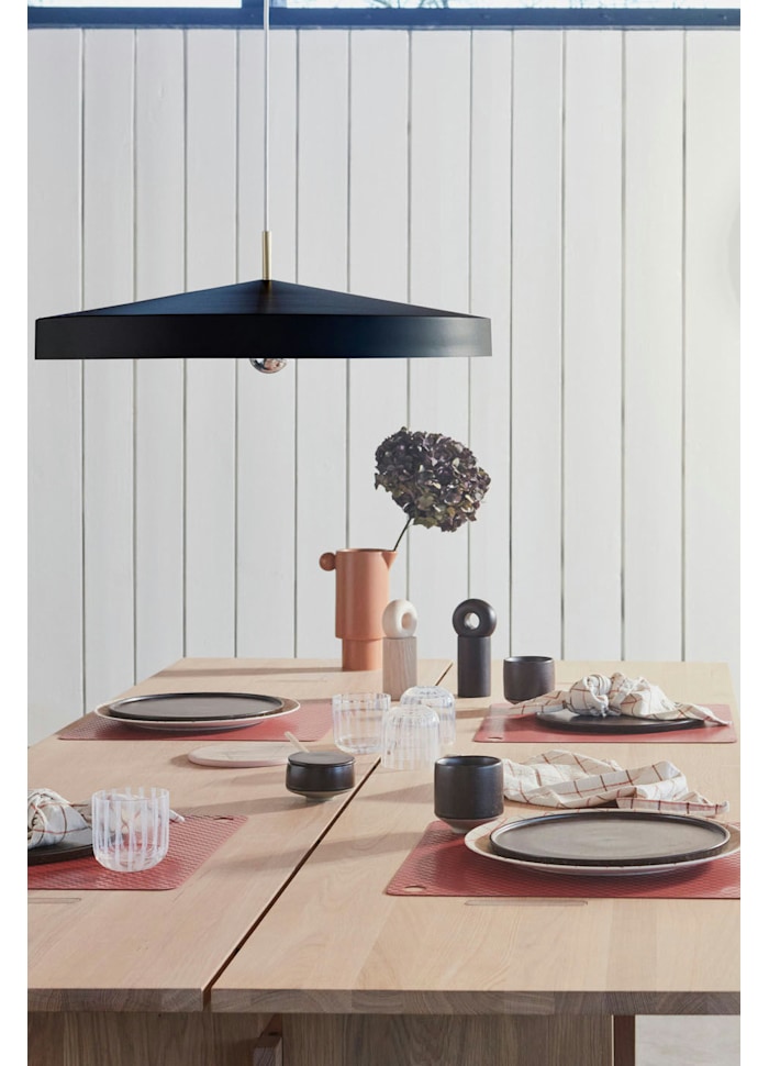 Hatto Ø65 Svart Taklampe Fra OYOY - Hatto pendellampe i svart har et stilig design med matt finish, elegante messingdetaljer og tekstilledning.