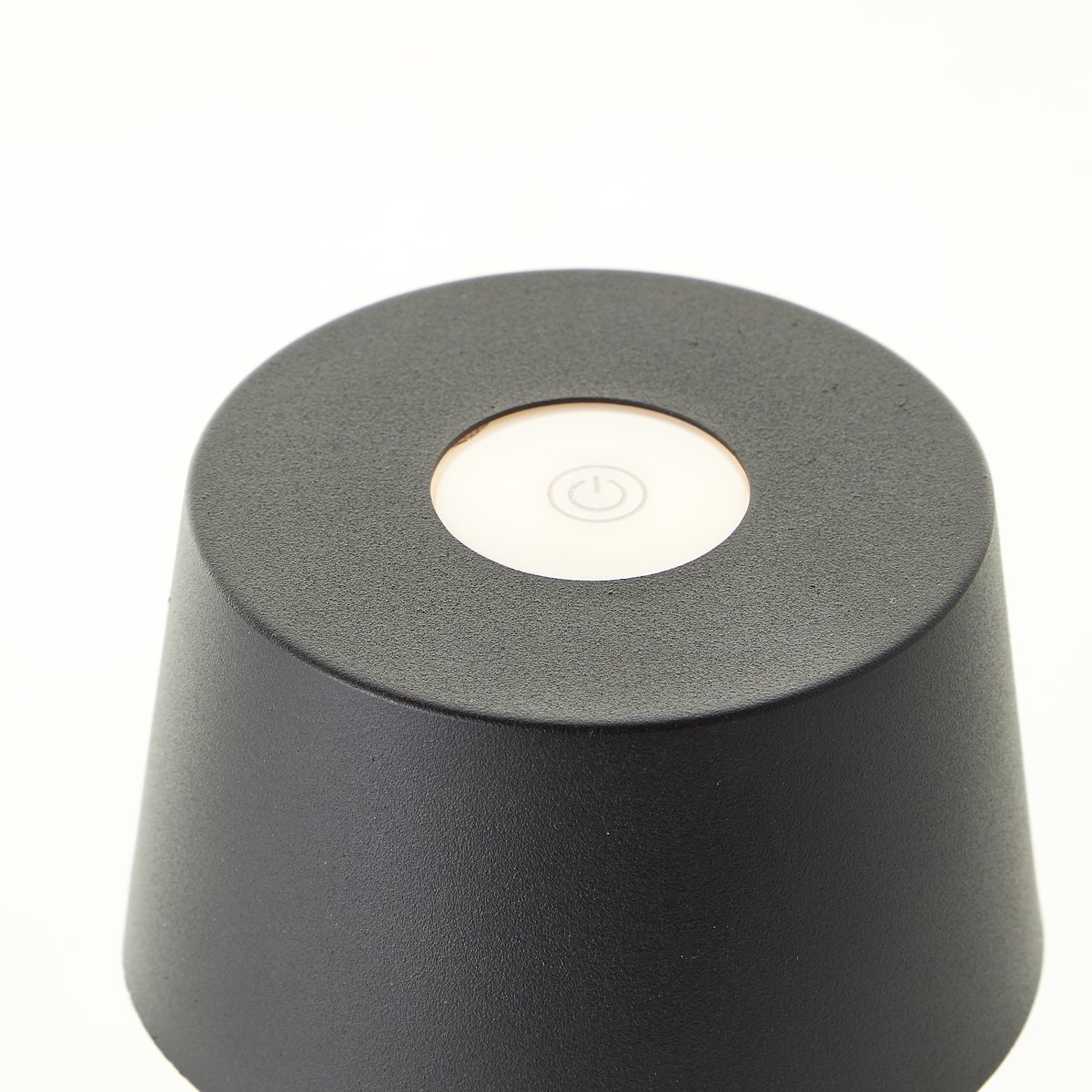 Jona 25cm Svart bærbar Fra Brilliant - Jona er en liten b&aelig;rbar bordlampe laget av svart metall.