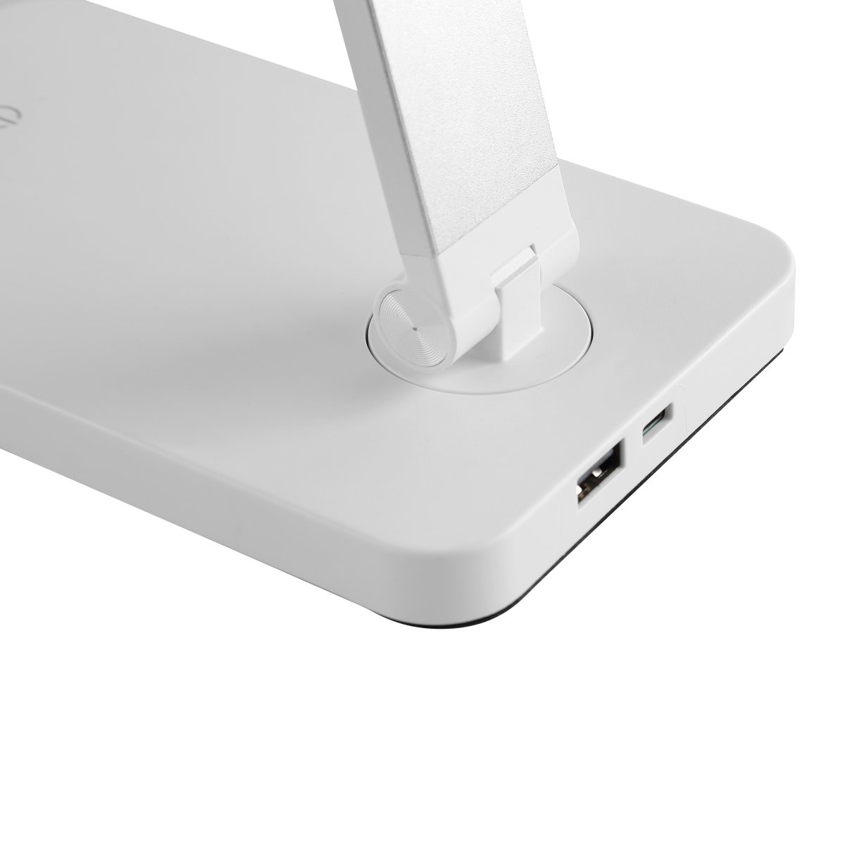 Lomina 38cm Hvit skrivebordslampe Fra Brilliant - Med både USB-C- og USB-kontakter kan du enkelt lade eksterne enheter direkte fra lampen, noe som gjør Lomina til en praktisk og stilig løsning for moderne skrivebord.