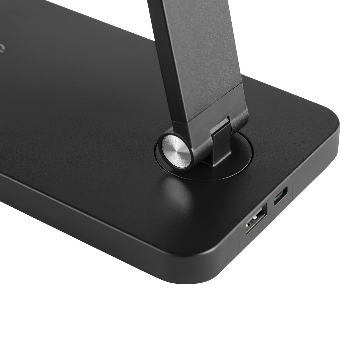 Lomina 38cm Svart skrivebordslampe Fra Brilliant - Med både USB-C- og USB-kontakter kan du enkelt lade eksterne enheter direkte fra lampen, noe som gjør Lomina til en praktisk og stilig løsning for moderne skrivebord.