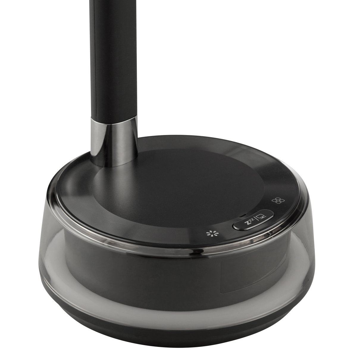 Moonglow 53cm Svart skrivebordslampe Fra Brilliant - Lampefoten huser en rekke smarte funksjoner: en integrert digital klokke, tr&aring;dl&oslash;s ladeplate for telefoner og USB-C-uttak for lading av andre enheter.