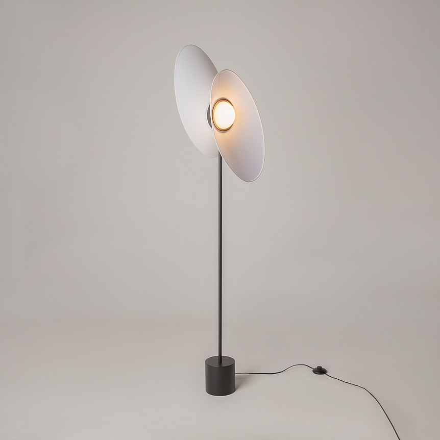 Evolution Hvit gulvlampe Fra Maytoni - Evolution er en moderne LED-gulvlampe med roterbare skjermer som lar deg kontrollere b&aring;de formen og retningen til lyset.