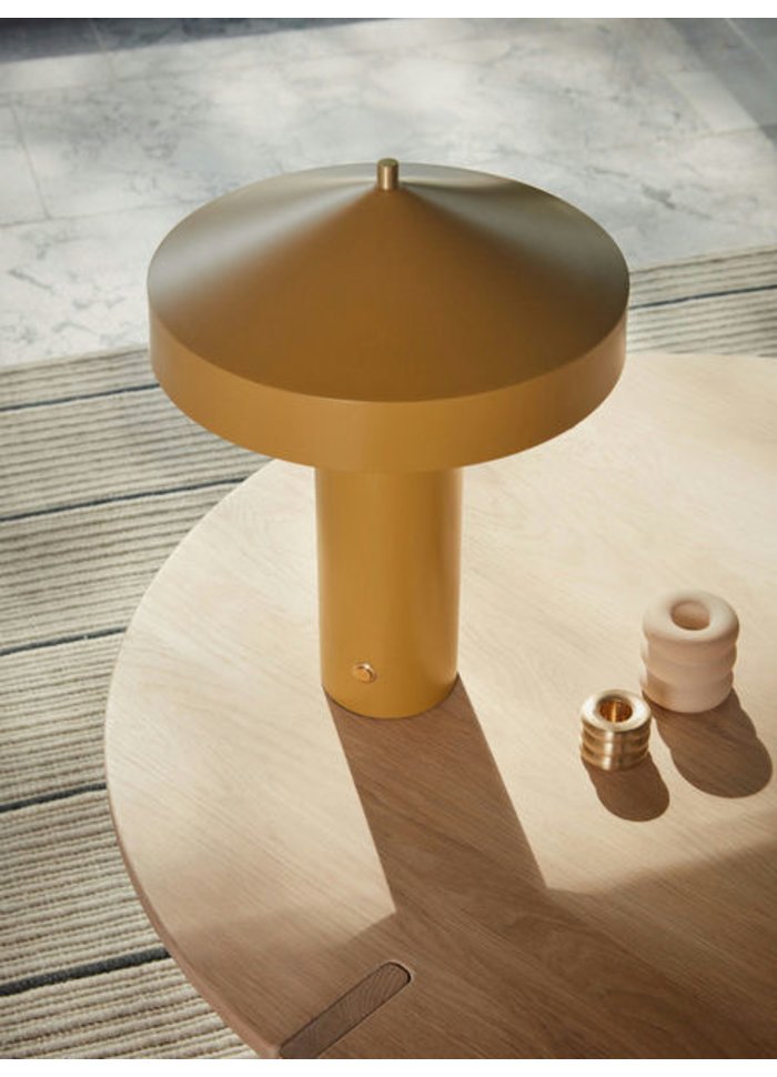 Hatto 40cm Mørk gul bordlampe Fra OYOY - Lampen er en del av den populære Hatto-serien og er tilgjengelig i flere moderne farger.