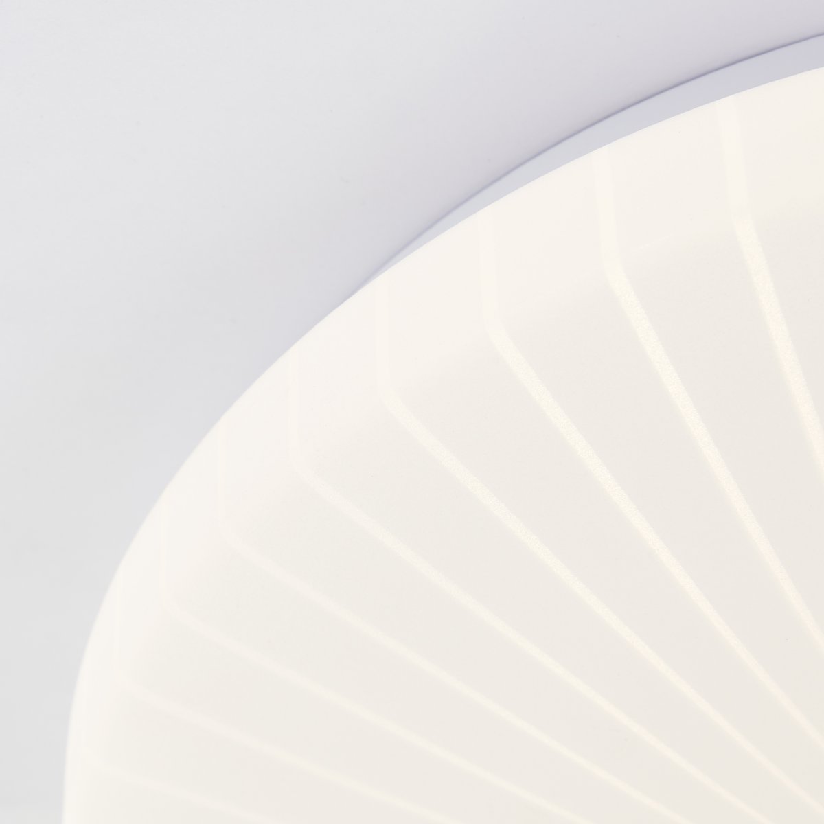 Fenja Ø26 Hvit plafond Fra Brilliant - Den integrerte LED-lyskilden gir et varmt hvitt lys på 3000K og har en lysstyrke på 1400 lumen – perfekt for å skape et hyggelig og godt opplyst miljø i for eksempel en gang eller et kjøkken.