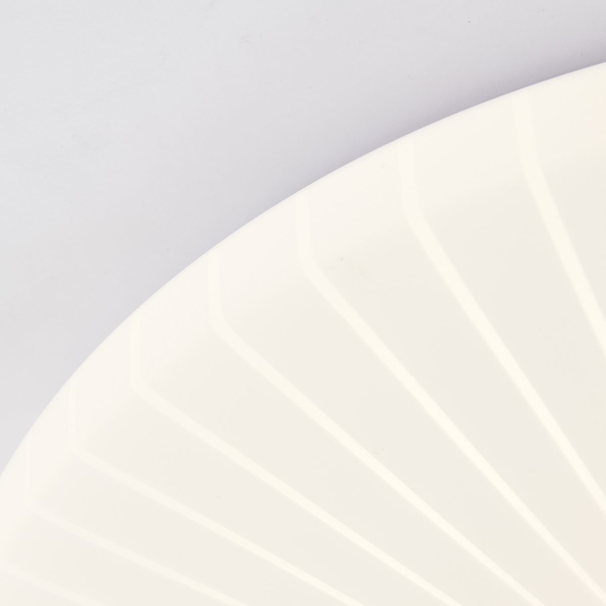 Fenja Ø34 Hvit plafond Fra Brilliant - Den integrerte LED-lyskilden gir et varmt hvitt lys på 3000K og har en lysstyrke på 2600 lumen – perfekt for å skape et hyggelig og godt opplyst miljø i for eksempel en gang eller et kjøkken.