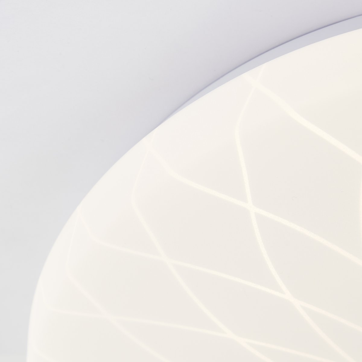 Farah Ø26 Hvit plafond Fra Brilliant - Den integrerte LED-lyskilden gir et varmt hvitt lys p&aring; 3000K og har en lysstyrke p&aring; 1400 lumen &ndash; perfekt for &aring; skape et hyggelig og godt opplyst milj&oslash; i for eksempel en gang eller et kj&oslash;kken.