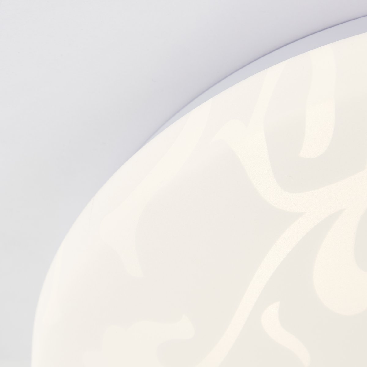 Clarica Ø26 Hvit plafond Fra Brilliant - Den integrerte LED-lyskilden gir et varmt hvitt lys på 3000K og har en lysstyrke på 1400 lumen – perfekt for å skape et hyggelig og godt opplyst miljø i for eksempel en gang eller et kjøkken.