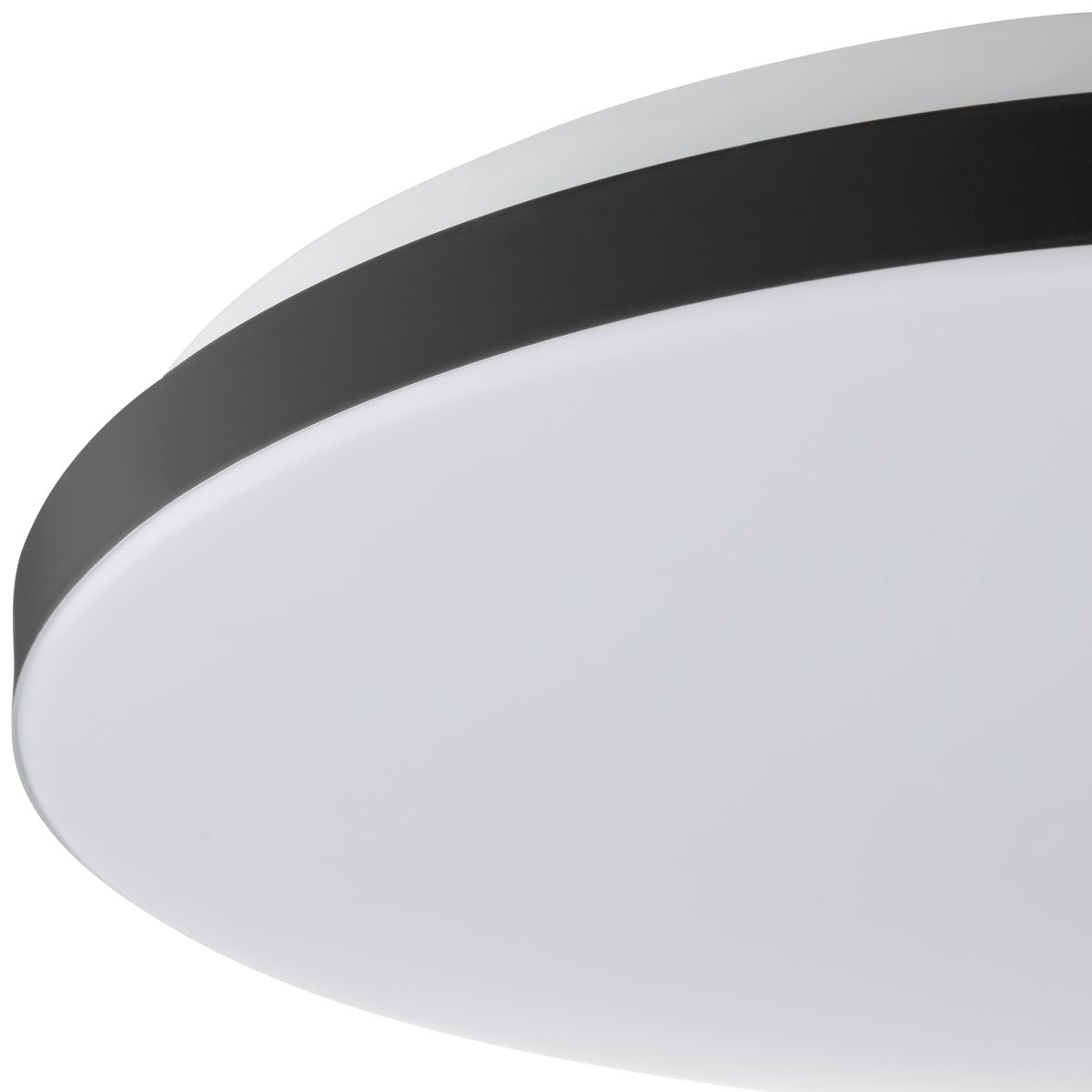 Livio Ø38 Svart plafond Fra Brilliant - Med en lysstyrke på 2500 lumen og en varmhvit glød på 3000K gir lampen et kraftig og behagelig lys som er perfekt for rom der du trenger å se klart – uten at det går på bekostning av atmosfæren.