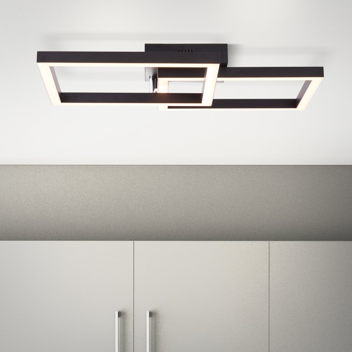 Kjorn 50cm Svart plafond Fra Brilliant - Den svarte rammen og de to firkantene med integrert LED avgir et sterkt lys som kan dimmes i tre trinn med din vanlige veggbryter.