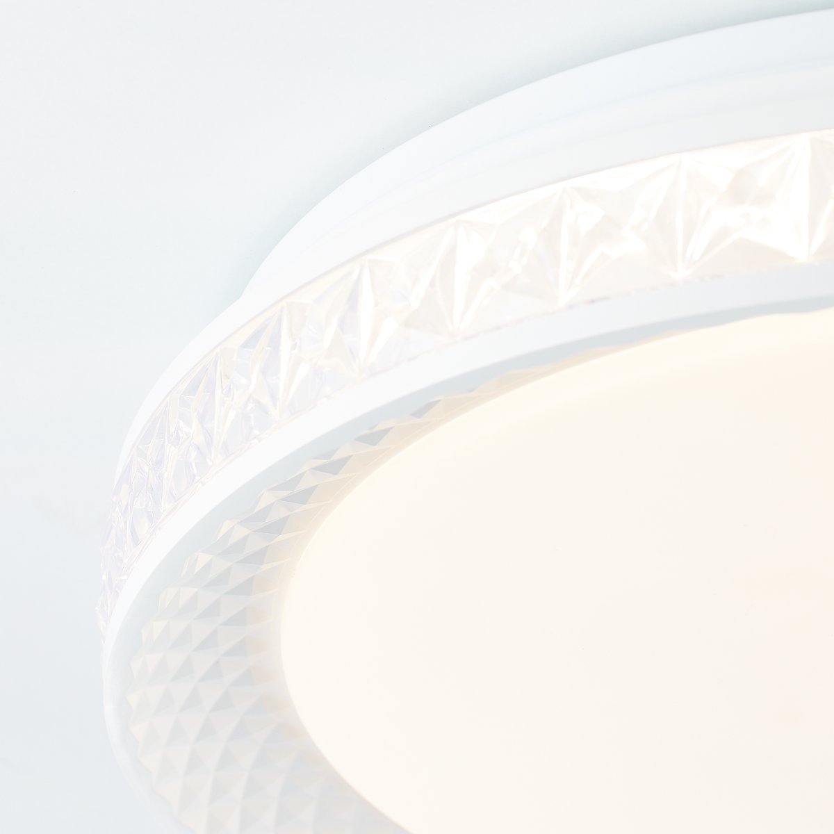 Burlie Ø40 Hvit plafond Fra Brilliant - Burlie er en stilig taklampe med et elegant design.