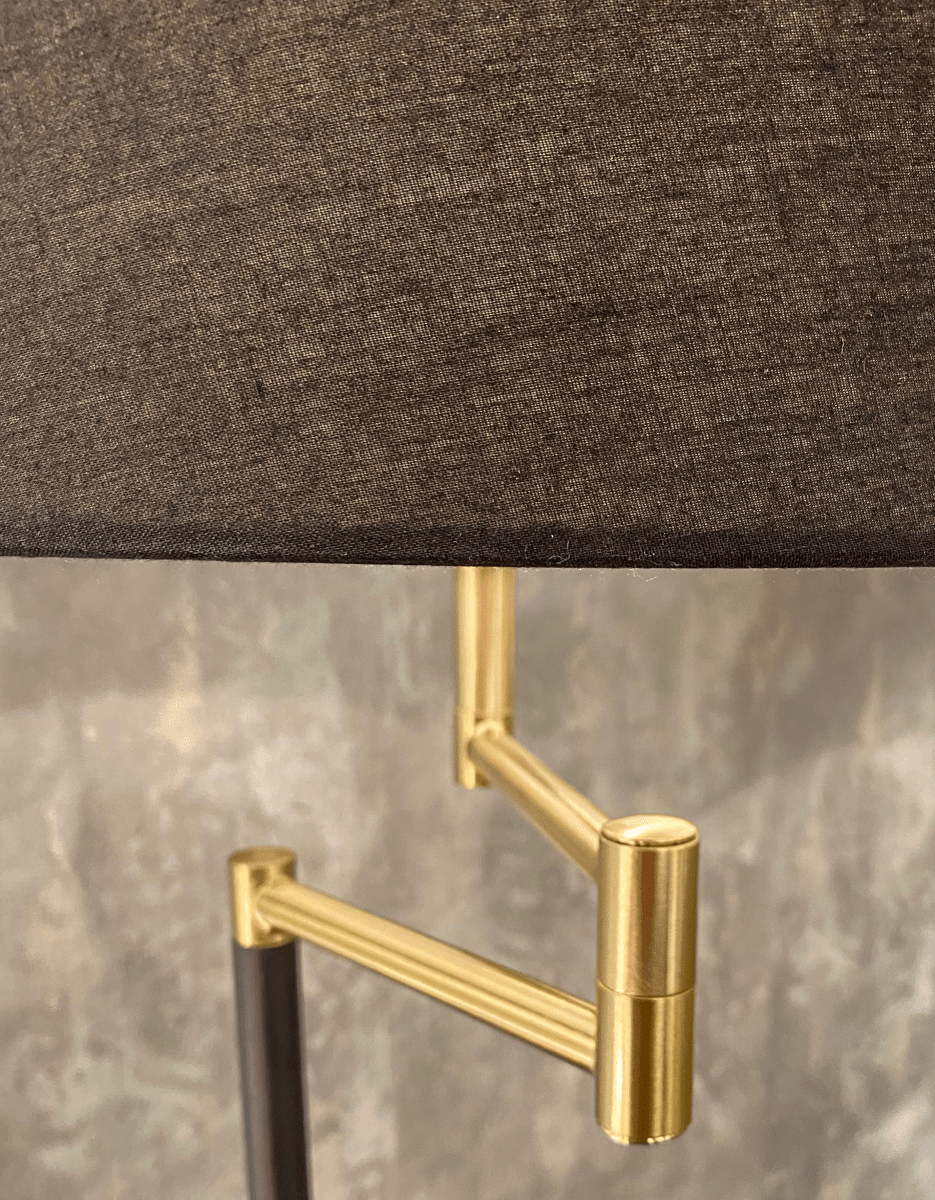 Birka Svart gulvlampe Fra Aneta Lighting - Birka gulvlampe i hvitlakkert metall og detaljer i messing p&aring; svingarm, inkludert tekstilskjerm.