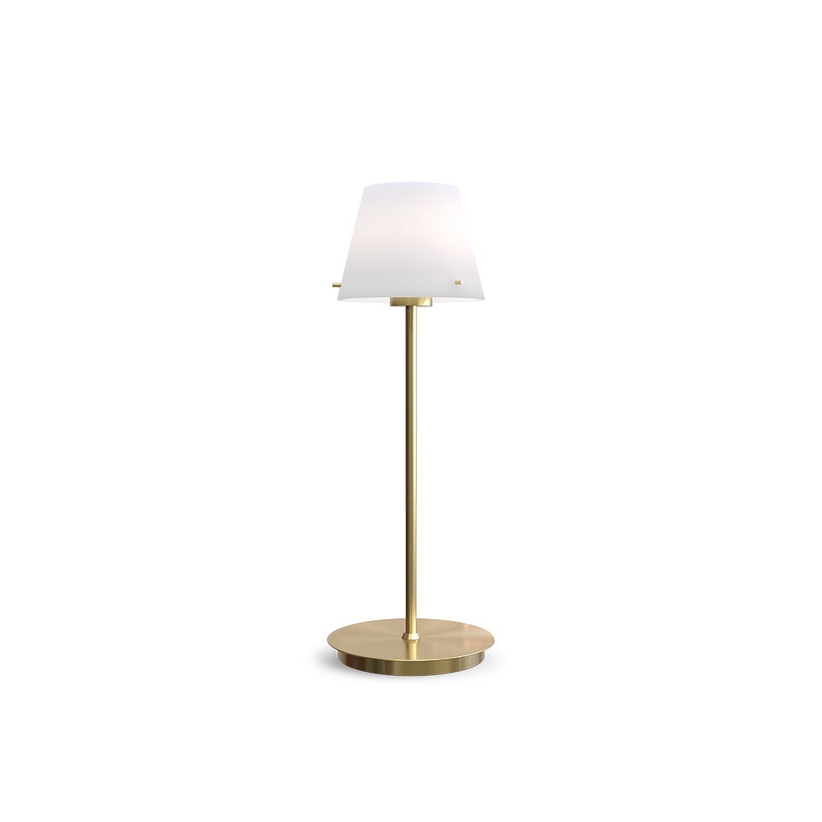 Gil 34cm Sateng messing bordlampe Fra Herstal - Den er laget av metall med en sateng messingfinish og har en hvit glassskjerm som sprer et mykt og behagelig lys.