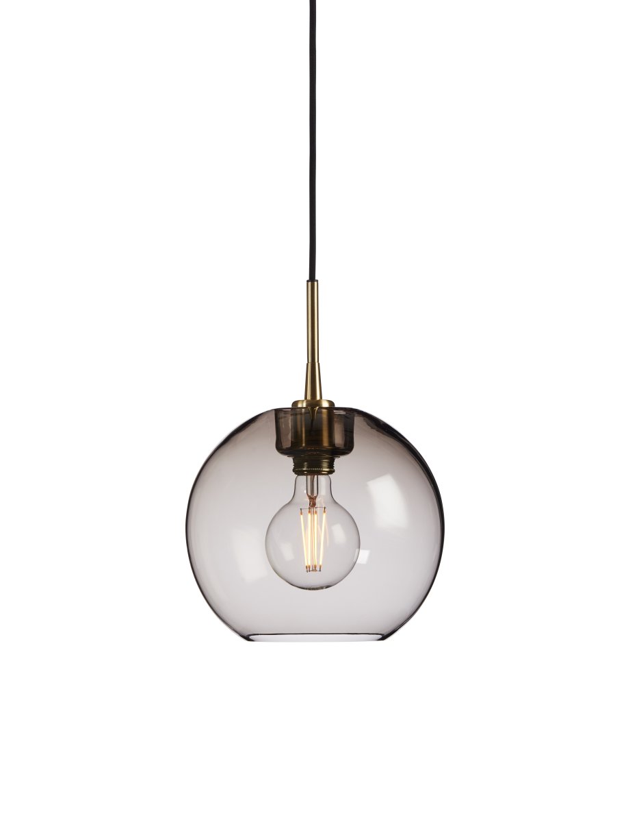 Gloria Ø26 Røkt/messing Taklampe Fra Belid - Takket v&aelig;re den vakre lysstr&oslash;mmen blir Gloria et blikkfang i rommet, perfekt plassert over spisebordet, i stuen eller som en luksuri&oslash;s detalj i gangen.