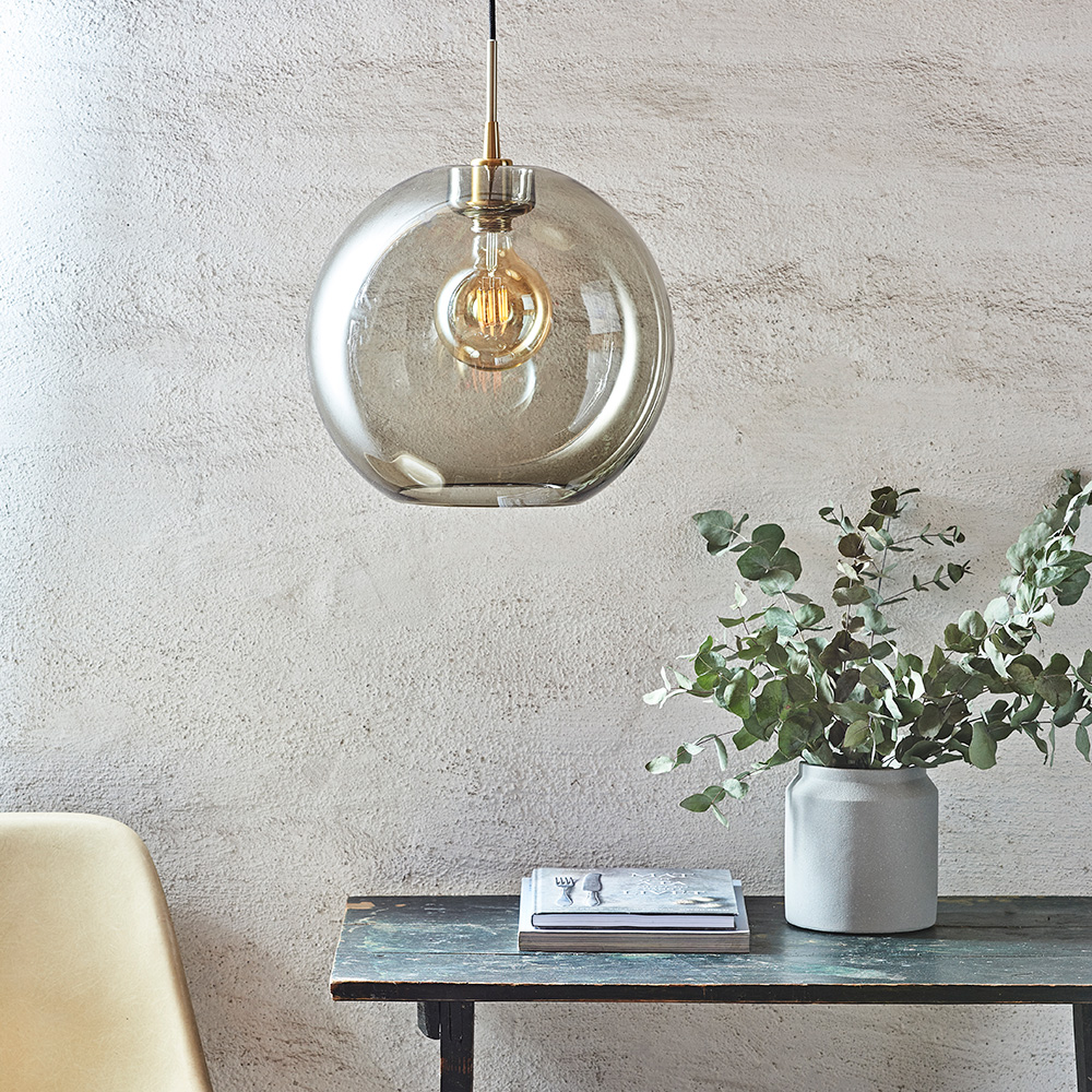 Gloria Ø32 Røkt/messing Taklampe Fra Belid - Takket v&aelig;re den vakre lysstr&oslash;mmen blir Gloria et blikkfang i rommet, perfekt plassert over spisebordet, i stuen eller som en luksuri&oslash;s detalj i gangen.