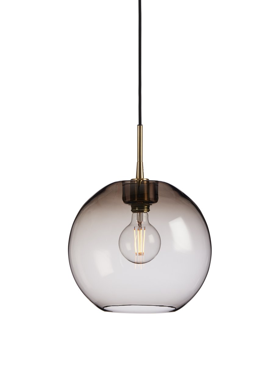Gloria Ø32 Røkt/messing Taklampe Fra Belid - Takket v&aelig;re den vakre lysstr&oslash;mmen blir Gloria et blikkfang i rommet, perfekt plassert over spisebordet, i stuen eller som en luksuri&oslash;s detalj i gangen.