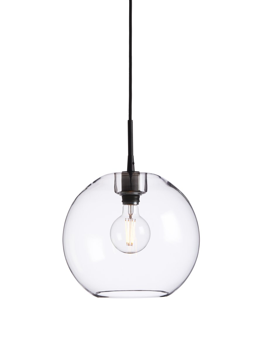 Gloria Ø32 Gjennomsiktig/svart Taklampe Fra Belid - Gloria er en elegant og grasi&oslash;s taklampe med en klar glasskuppel p&aring;; en ramme i svartfarget metall.
