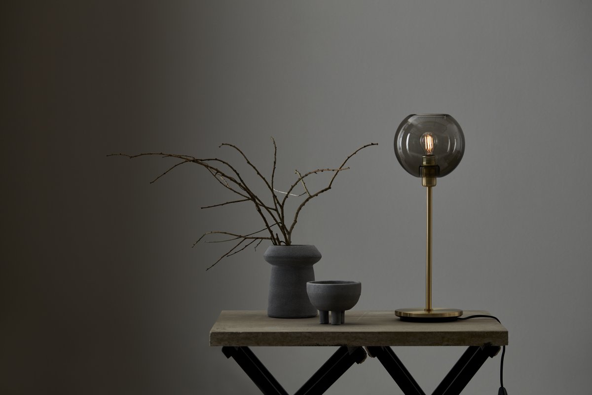 Gloria 46cm Messing/røyk bordlampe Fra Belid - Gloria har et enkelt og elegant design med en lampefot i metall og en rund glassskjerm.