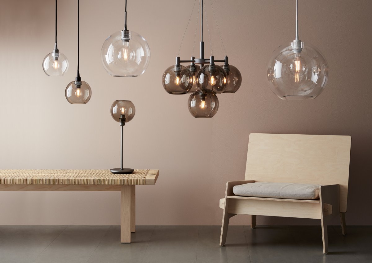 Gloria Ø20 Gjennomsiktig/svart Taklampe Fra Belid - Gloria er en sofistikert taklampe som kombinerer tidl&oslash;s eleganse med moderne design.