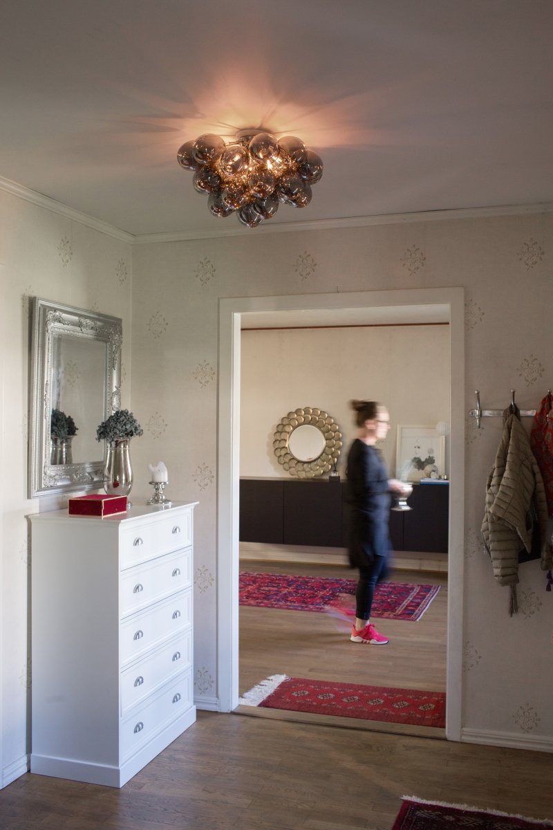 Gross Ø50 Røykfarget plafond Fra By Rydéns - Bruttotak er tilgjengelig i tv&aring; st&oslash;rrelser d&auml; dette er den st&oslash;rre varianten med&nbsp;diameter p&aring; 50 cm.