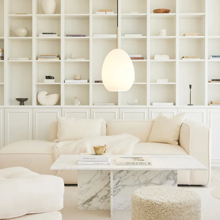 Bodø Ø28 Opal Taklampe Fra Halo Design - Den glatte overflaten og runde formen p&aring; opalglass gir en fin spredning av lys i rommet og i kombinasjon med detaljene i messing gir det eleganse.