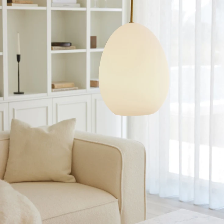 Bodø Ø28 Opal Taklampe Fra Halo Design - Den glatte overflaten og runde formen p&aring; opalglass gir en fin spredning av lys i rommet og i kombinasjon med detaljene i messing gir det eleganse.