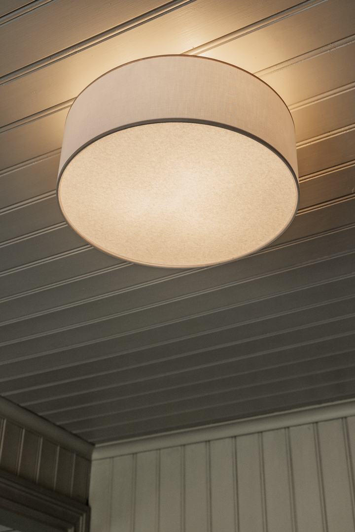 Theo Ø48 Hvit/beige plafond Fra Alde & Lind - De beige kantene gir et klassisk utseende og passer inn i de fleste hjem.