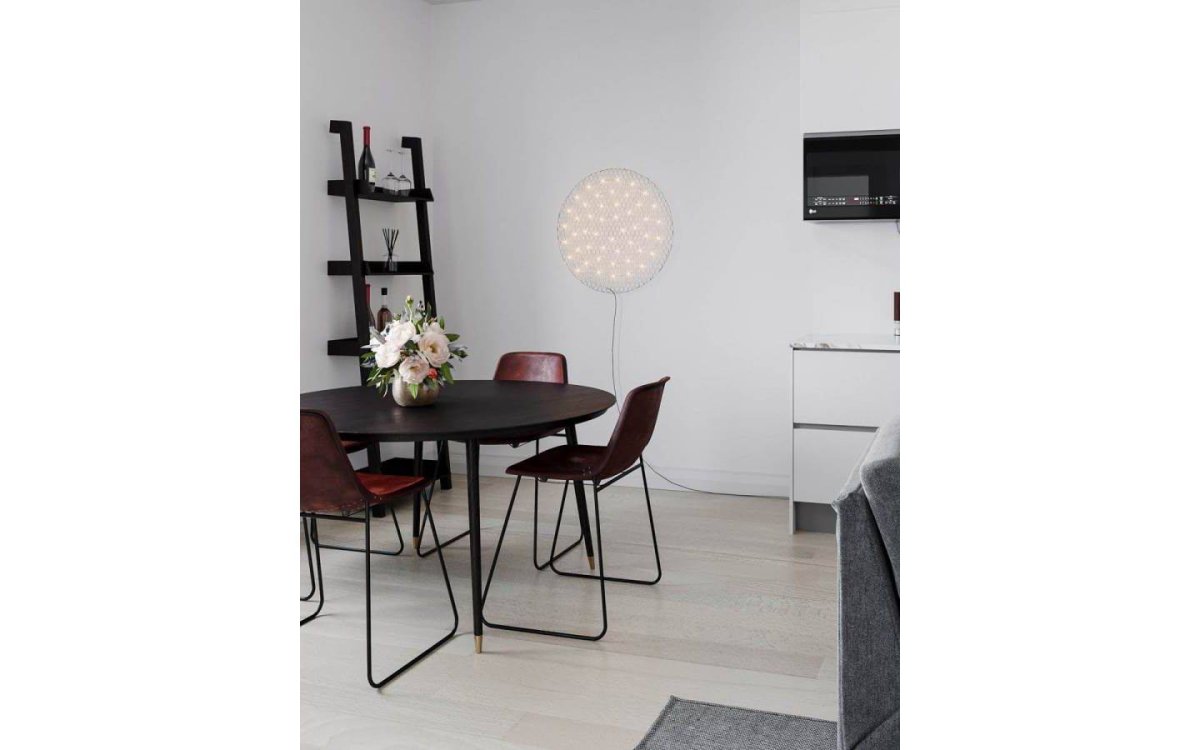 Hayden Svart vegglampe Fra By Rydéns - Gjør veggen uttrykksfull med den trendy og håndlagde Hayden vegglampen, som med sine 300 inkluderte sm&aring; LED-lys lyser opp et rom og gir en glød av mer romslighet.
