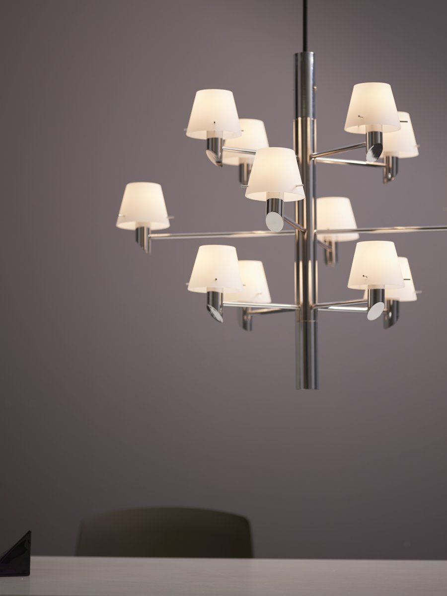 Gil Ø67 Krom Taklampe Fra Herstal - Et moderne design som reflekterer lys og liv med selvsikker eleganse gjennom de opale glassskjermene.
