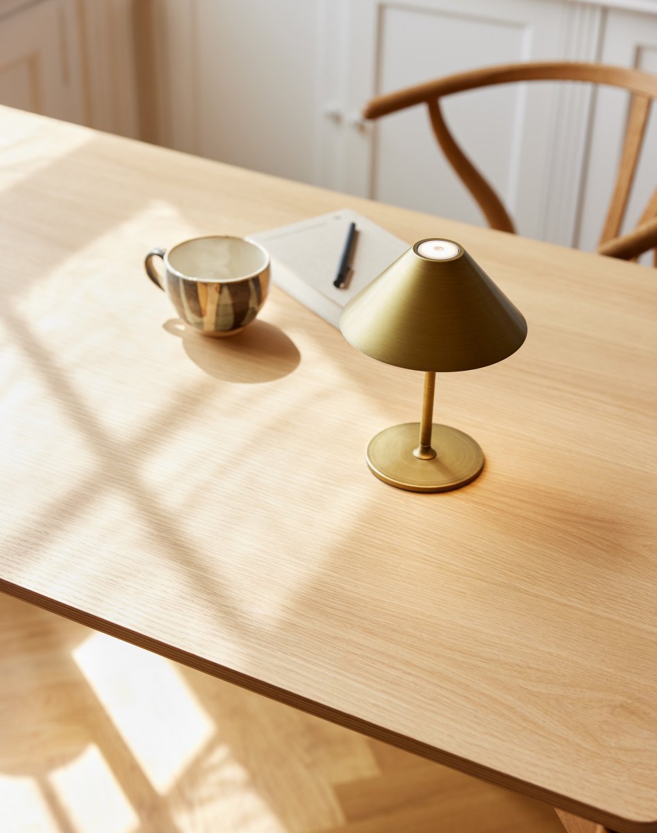 Hygge 20cm Antikk messing bærbar Fra Halo Design - Den er IP54-klassifisert, noe som gjør den egnet for både innendørs og utendørs bruk (den bør imidlertid oppbevares og lades innendørs).