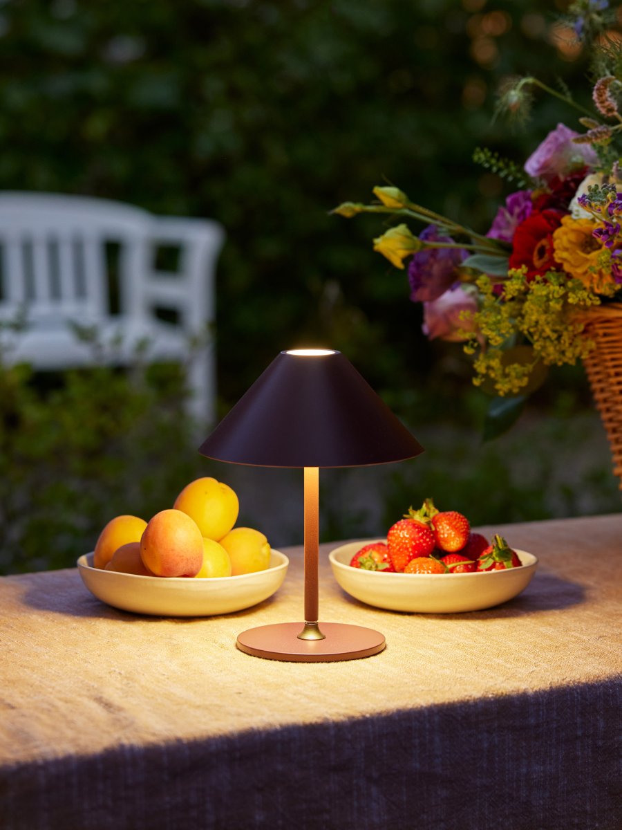 Hygge 20cm Rødbrun bærbar Fra Halo Design - Den er IP54-klassifisert, noe som gjør den egnet for både innendørs og utendørs bruk (den bør imidlertid oppbevares og lades innendørs).