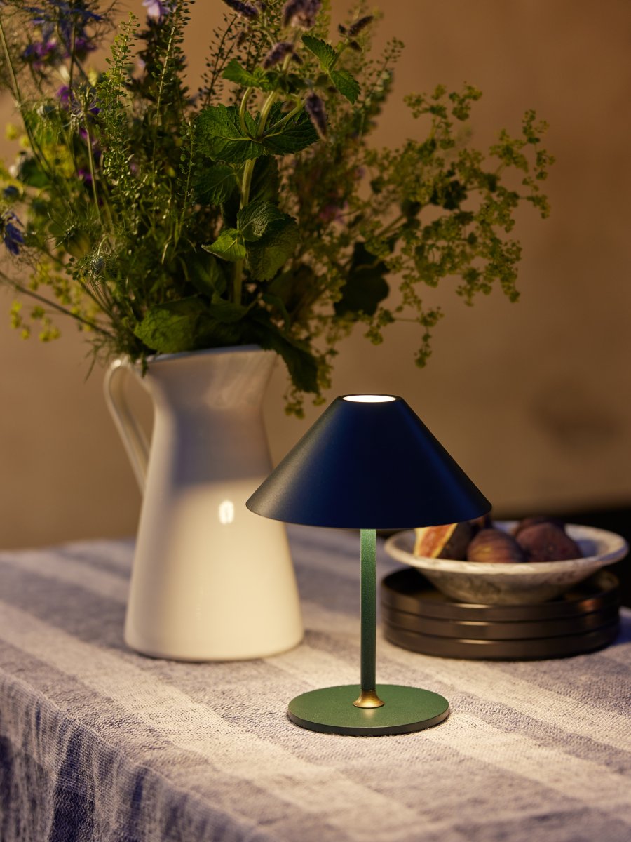Hygge 20cm Grønn bærbar Fra Halo Design - Den er IP54-klassifisert, noe som gjør den egnet for både innendørs og utendørs bruk (den bør imidlertid oppbevares og lades innendørs).