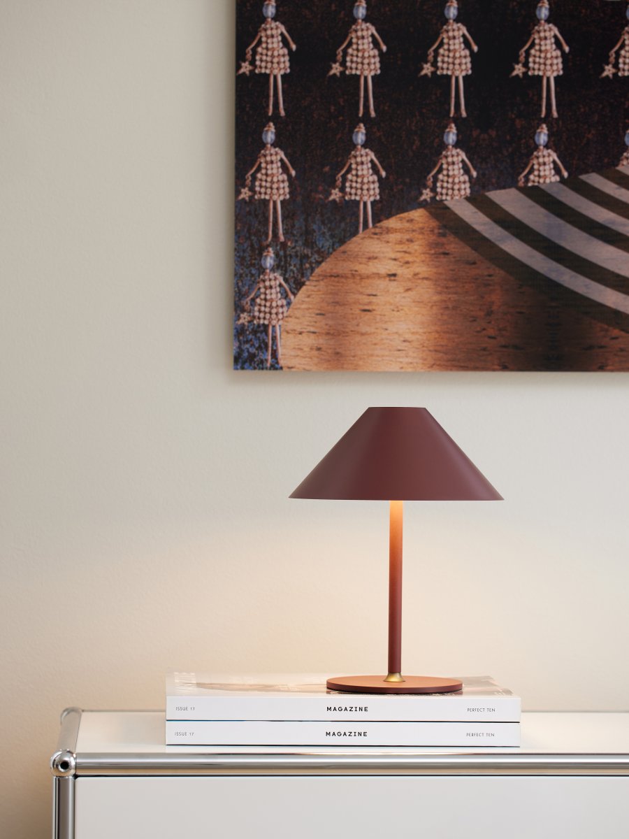 Hygge 20cm Rødbrun bærbar Fra Halo Design - Den er IP54-klassifisert, noe som gjør den egnet for både innendørs og utendørs bruk (den bør imidlertid oppbevares og lades innendørs).